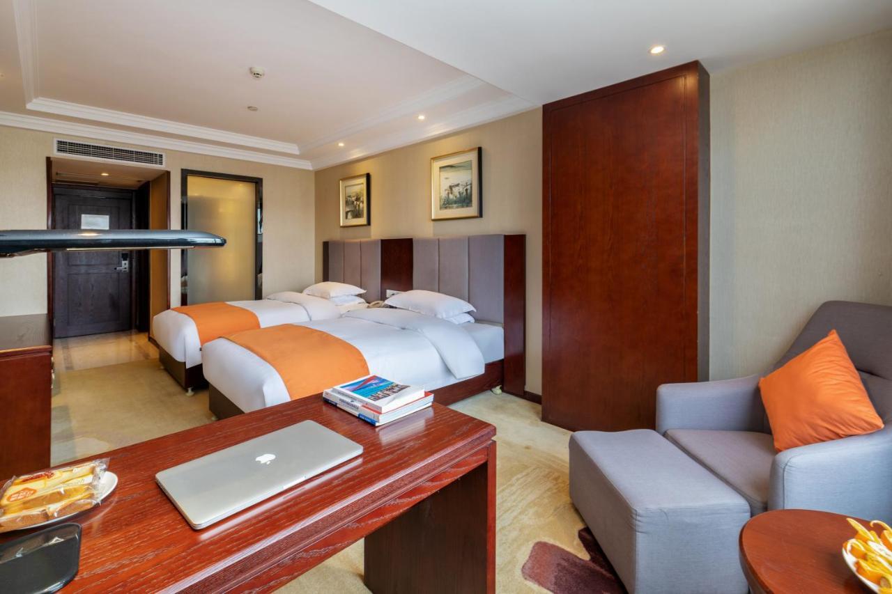 Huzhou Wealth Hotel エクステリア 写真
