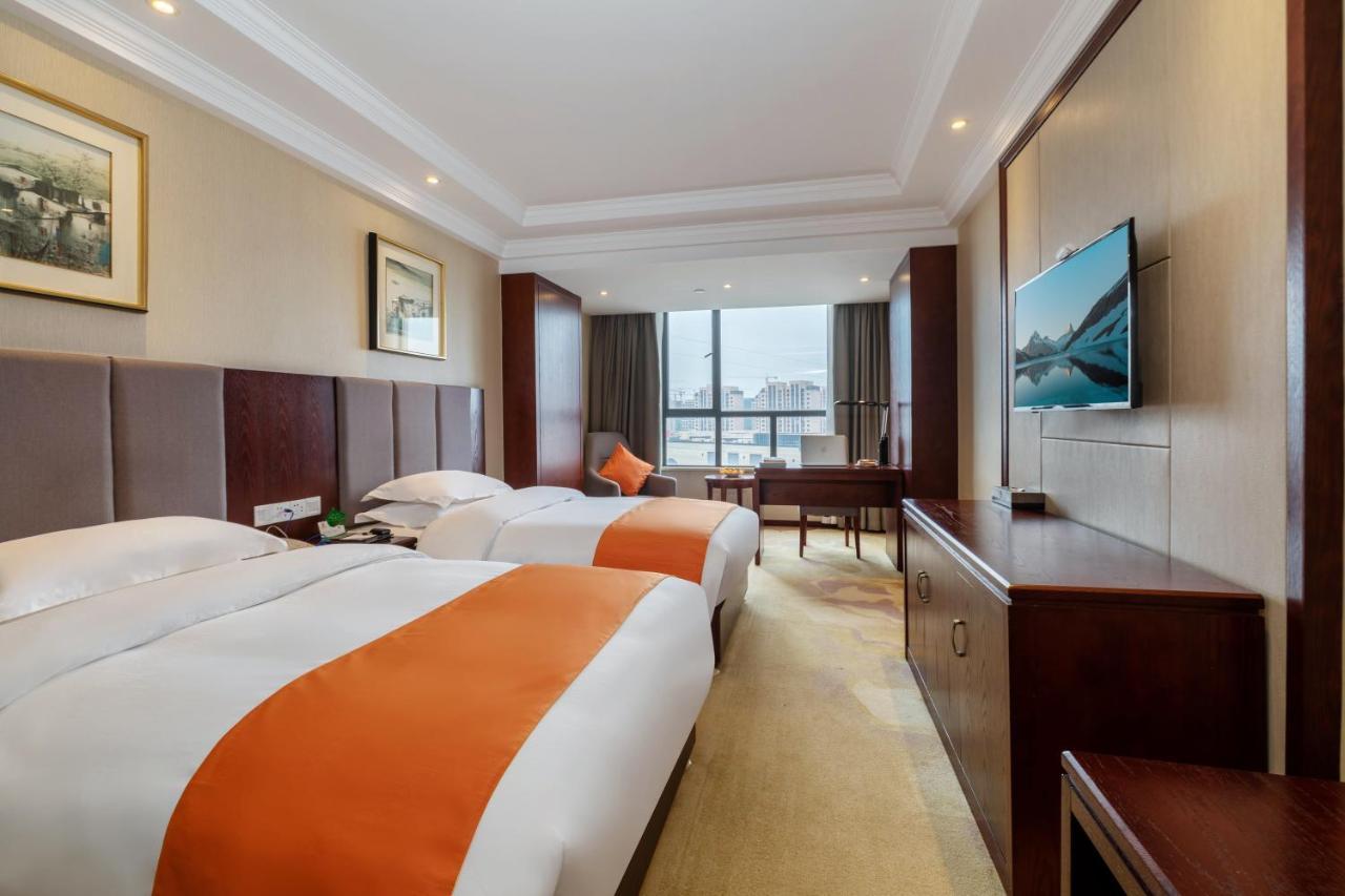 Huzhou Wealth Hotel エクステリア 写真