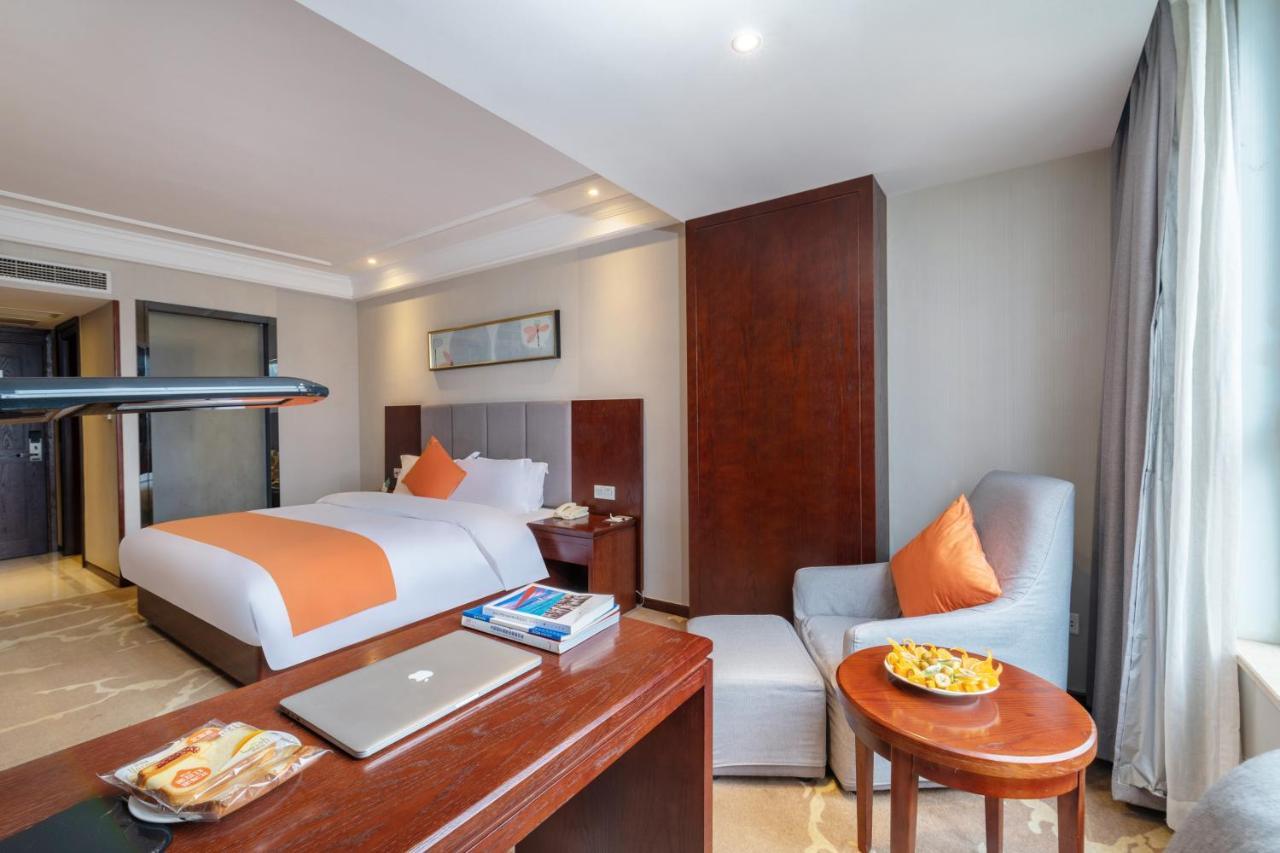 Huzhou Wealth Hotel エクステリア 写真