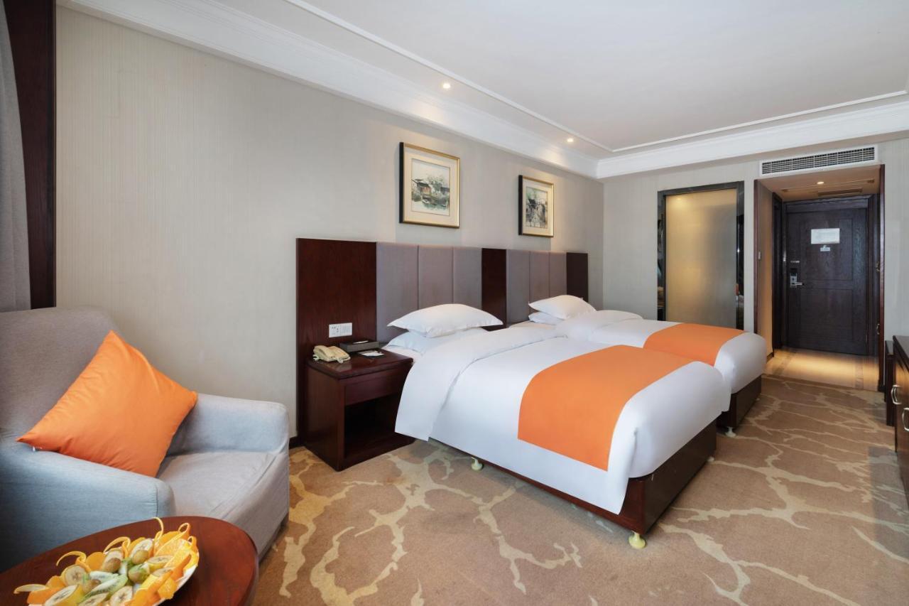 Huzhou Wealth Hotel エクステリア 写真