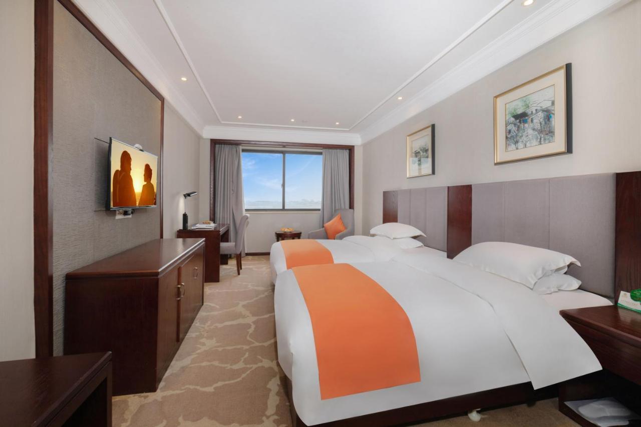 Huzhou Wealth Hotel エクステリア 写真