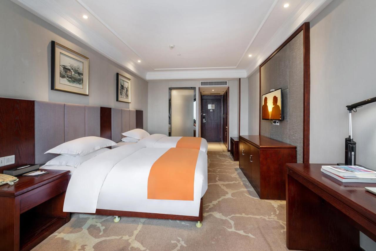 Huzhou Wealth Hotel エクステリア 写真