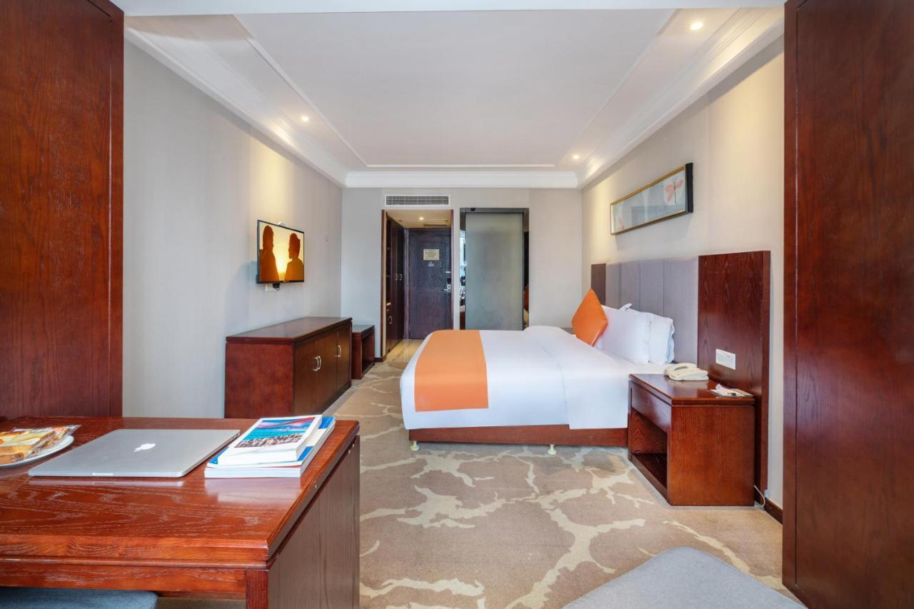 Huzhou Wealth Hotel エクステリア 写真
