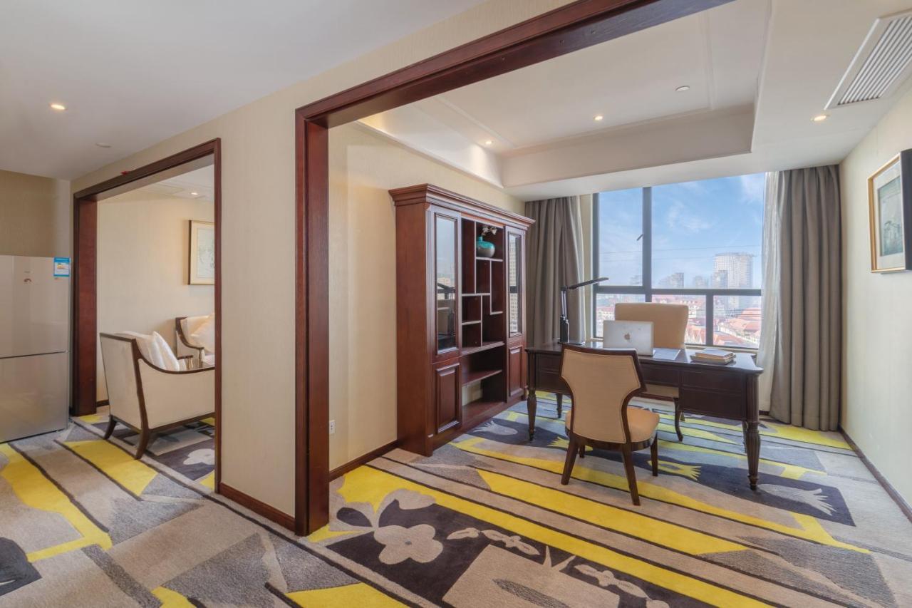 Huzhou Wealth Hotel エクステリア 写真