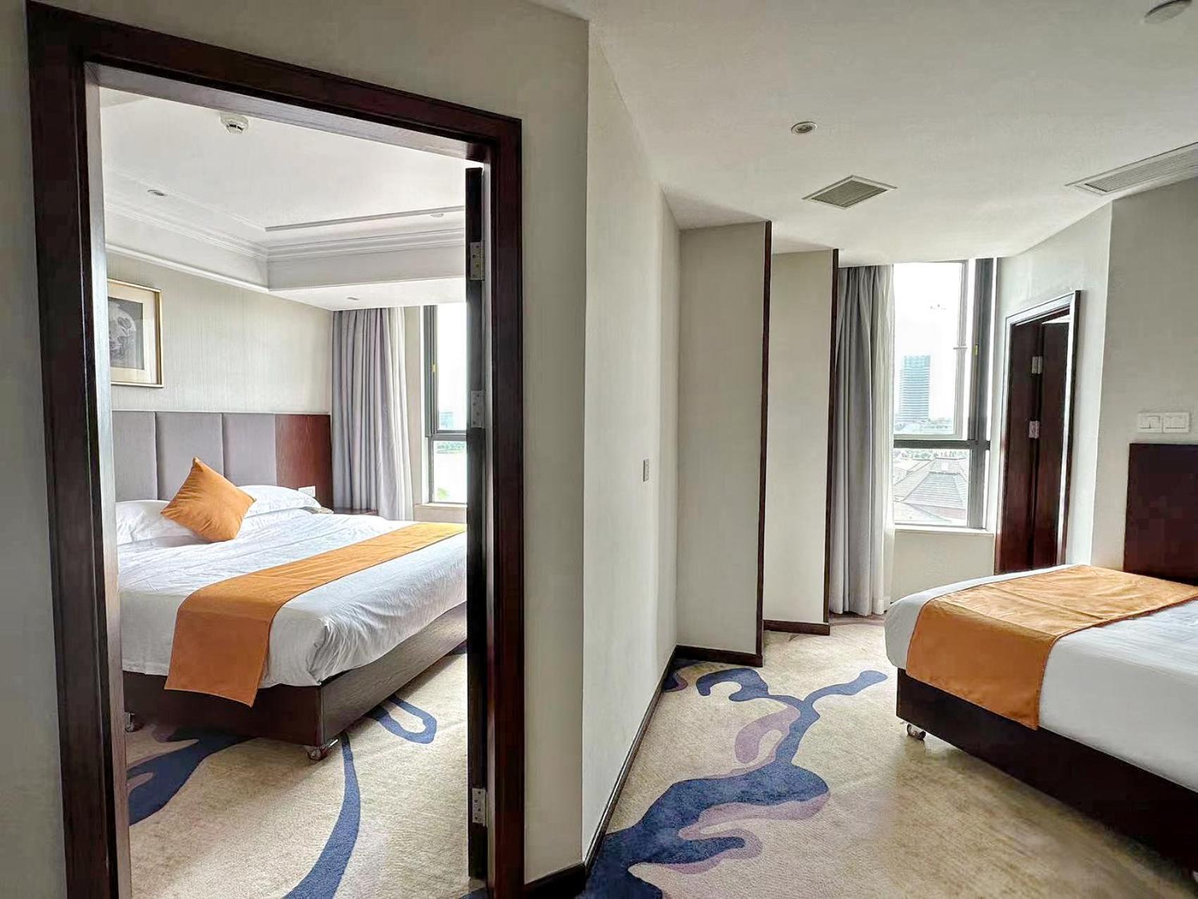 Huzhou Wealth Hotel エクステリア 写真